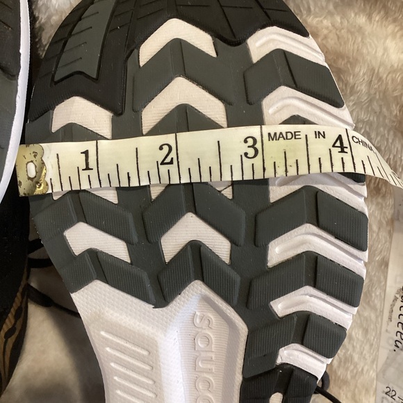 Saucony Women's Jazz 22 Black and Gold Cushioned Running Shoes, Size 6 - Picture 16 of 16